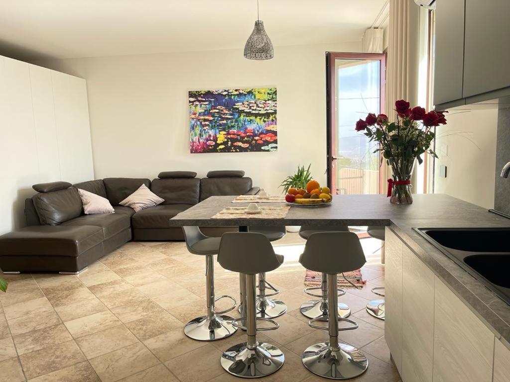 una cucina e un soggiorno con un tavolo e un divano di La scelta giusta a Custonaci
