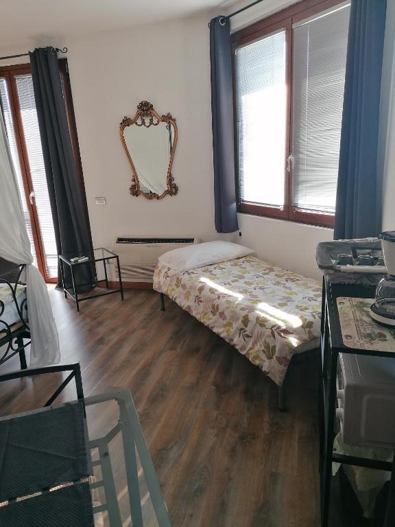 Łóżko lub łóżka w pokoju w obiekcie BGY Airport Guesthouse