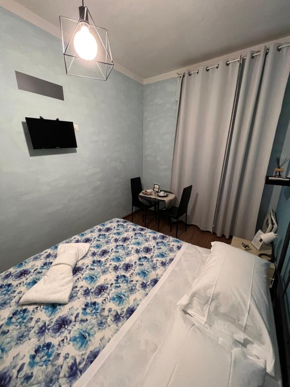a bedroom with a bed and a table with chairs at B&B I' Chivi in Incisa in Valdarno