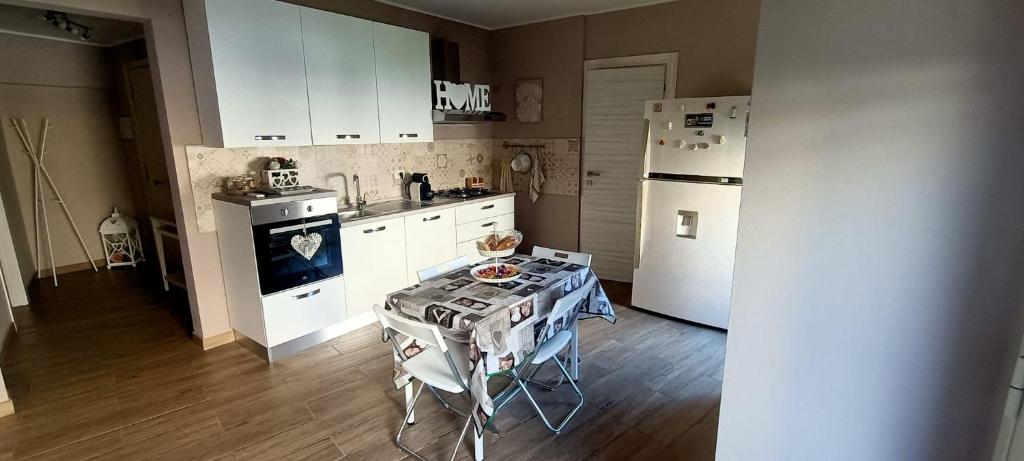 A kitchen or kitchenette at Tindaro Home