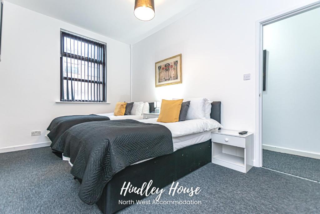 Un dormitorio con una cama grande y una ventana en Hindley Serviced Accommodation en Hindley