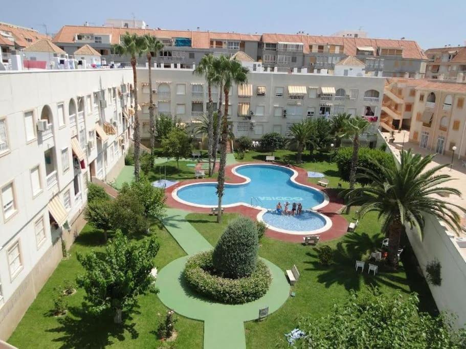 Apartamento en urbanizacion con piscina y jardin en ...