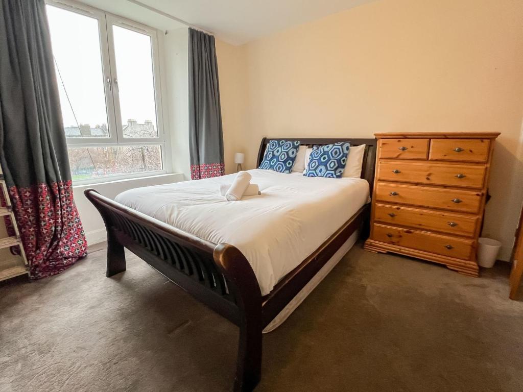 Postel nebo postele na pokoji v ubytování Convenient 2BR Flat Gorgie Edinburgh