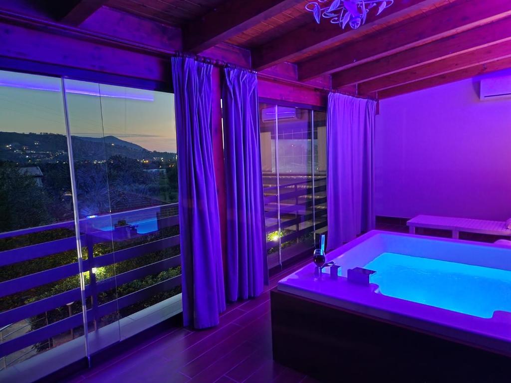 un bagno viola con vasca e vista di B&B Artemide ad Agropoli