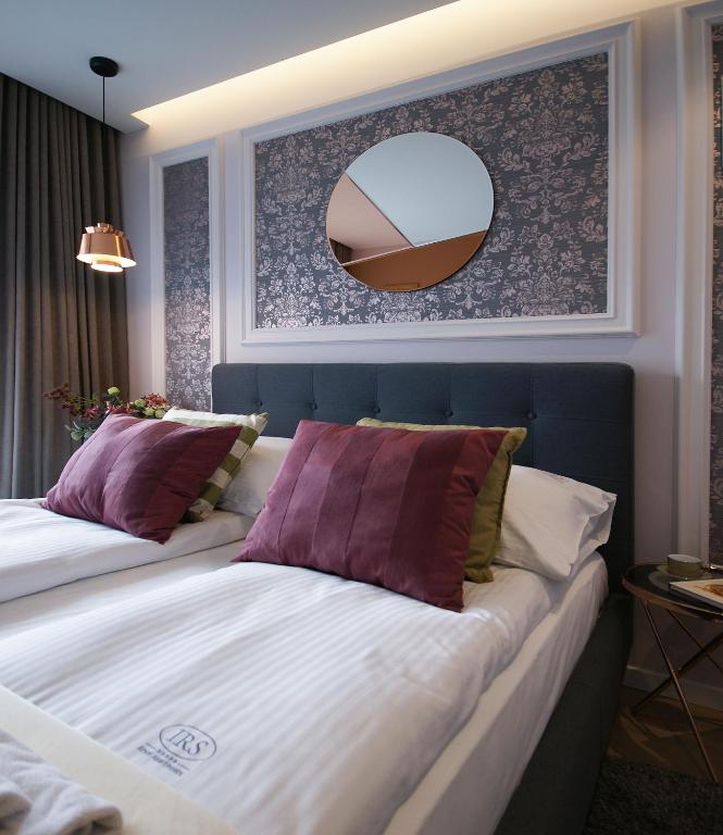 Posteľ alebo postele v izbe v ubytovaní IRS ROYAL APARTMENTS Apartamenty IRS Neptun Park