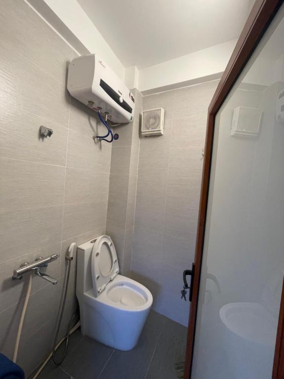 Baño pequeño con aseo y lavamanos en Bống Homestay, en Hai Phong