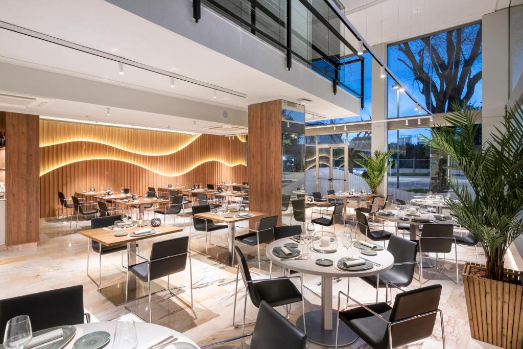 Restaurace v ubytování Salles Ciutat del Prat Barcelona Airport
