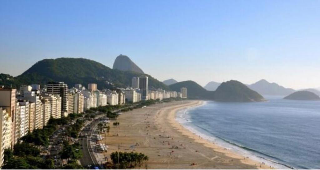 vistas a una playa con edificios y al océano en ao lado do mar luxo In Copacabana, en Río de Janeiro