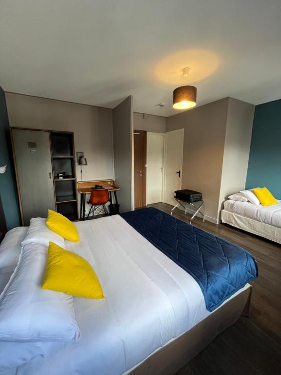Postel nebo postele na pokoji v ubytování Hotel Des Cedres