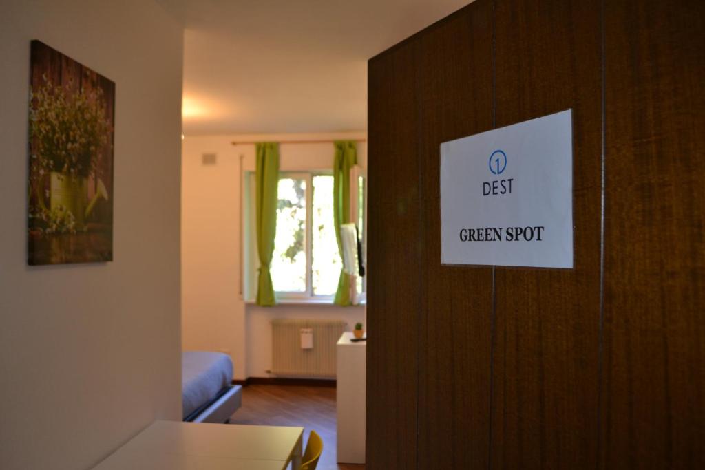 eine Tür mit einem Schild, das den besten grünen Punkt liest in der Unterkunft Green Spot in Riva del Garda