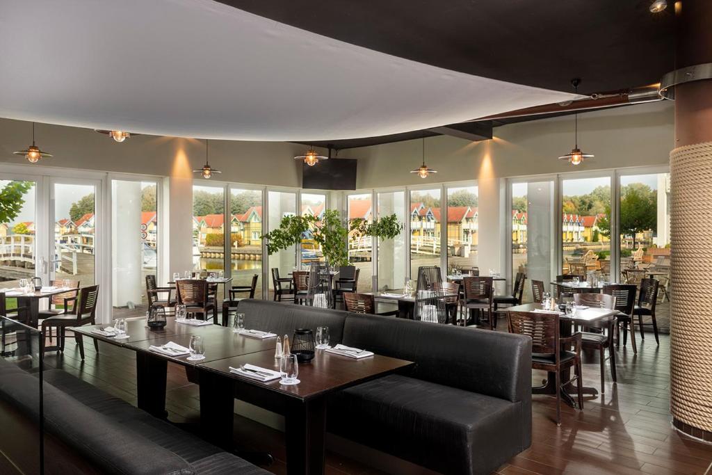 Ein Restaurant oder anderes Speiselokal in der Unterkunft Precise Resort Hafendorf Rheinsberg 