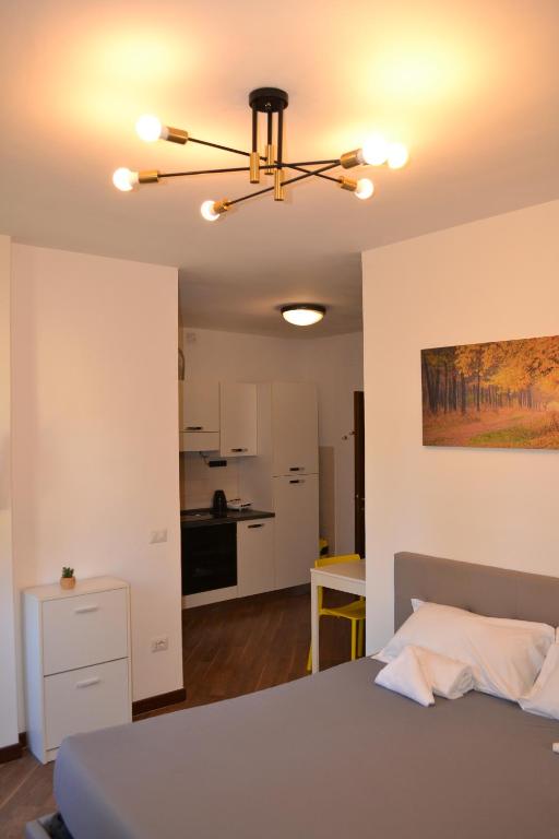 una camera da letto con letto e cucina di 1Dest - Green Spot a Riva del Garda