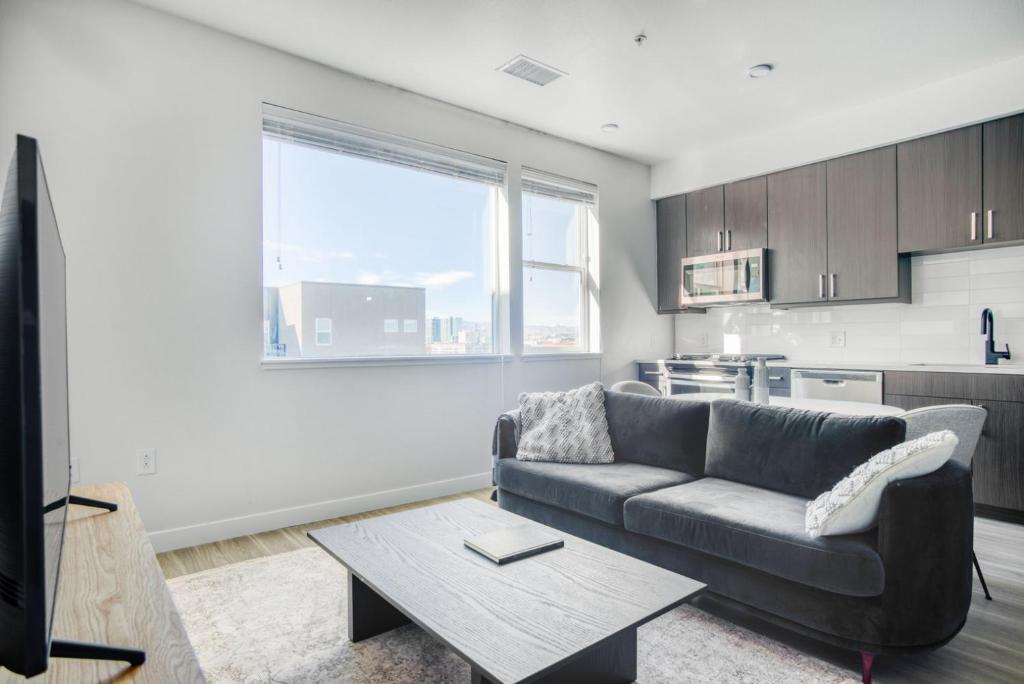 Apartment RiNo 1BR w Pool WD Gym nr Coors Field DEN65, Denver, USA