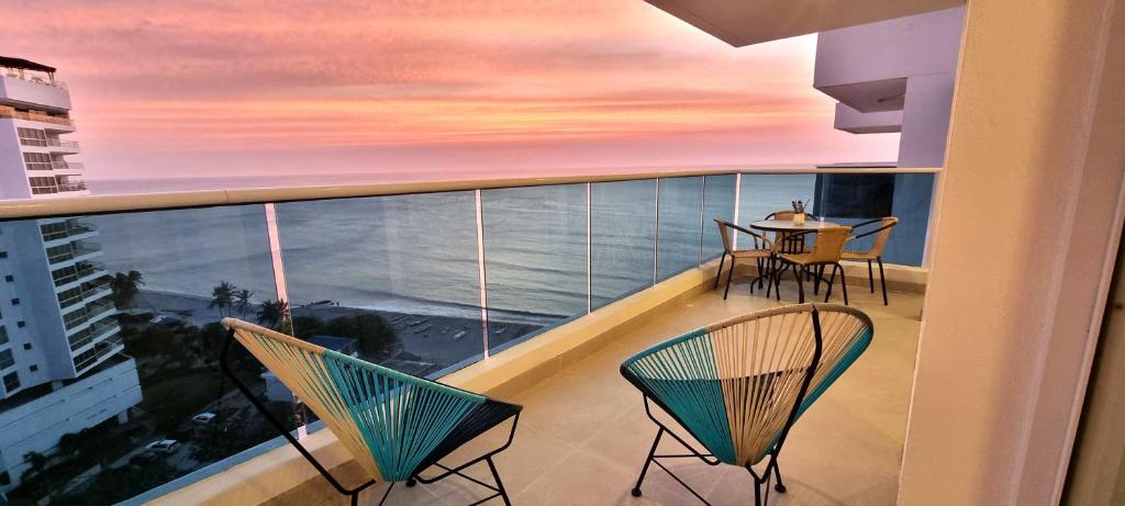 - un balcon avec deux chaises et une table dans l'établissement Exclusivo Apartamento con vista al Mar - Santa Marta, à Puerto de Gaira