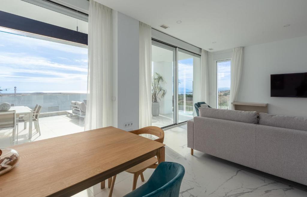 Telewizja i/lub zestaw kina domowego w obiekcie Villa Eliseo - private pool and sea views I 2400