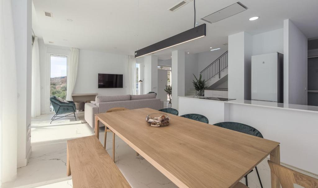Telewizja i/lub zestaw kina domowego w obiekcie Villa Eliseo - private pool and sea views I 2400
