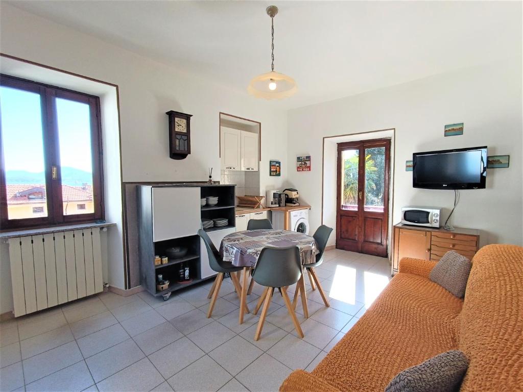 een woonkamer met een bank en een tafel bij La Maggiolina in Baveno