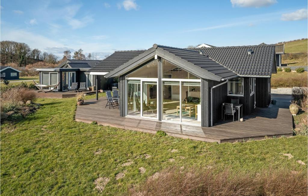 dom modułowy z tarasem i szklanymi drzwiami w obiekcie Gorgeous Home In Haarby With Kitchen w mieście Hårby
