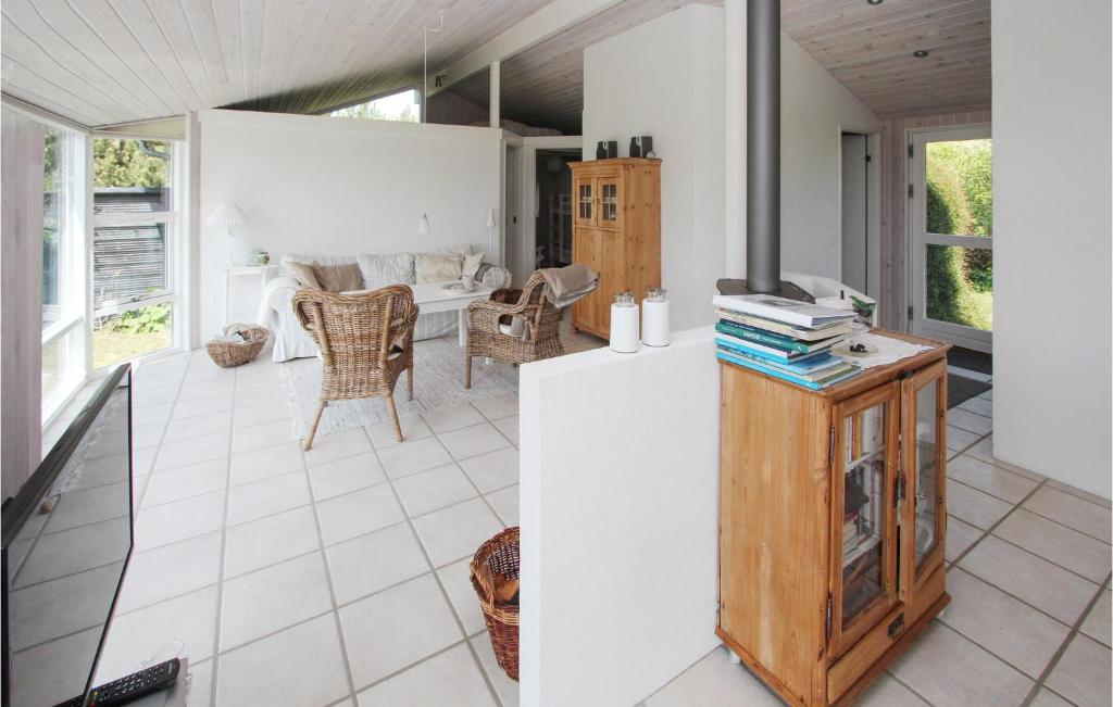 Kuchyň nebo kuchyňský kout v ubytování Amazing Home In Samsø With Kitchen