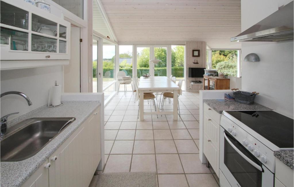 Kuchyň nebo kuchyňský kout v ubytování Amazing Home In Samsø With Kitchen
