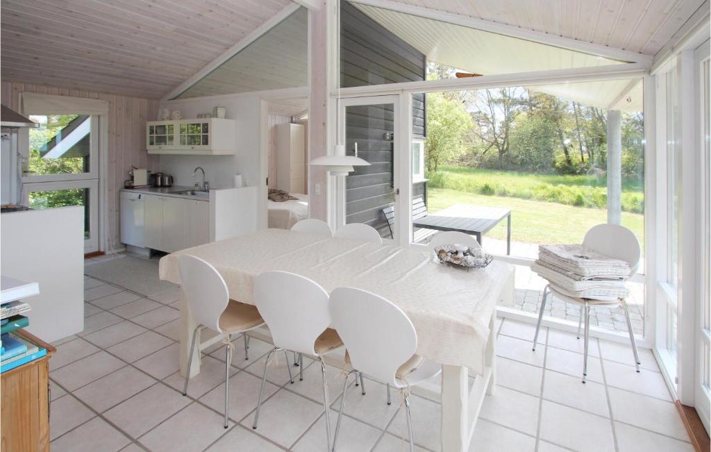 Kuchyň nebo kuchyňský kout v ubytování Amazing Home In Samsø With Kitchen