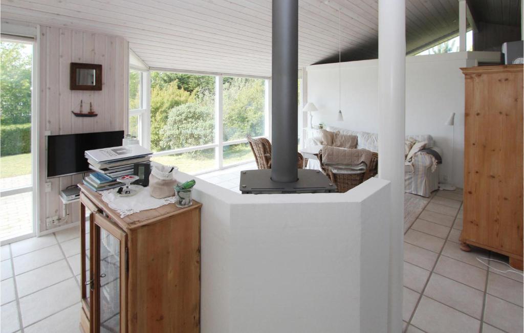 Kuchyň nebo kuchyňský kout v ubytování Amazing Home In Samsø With Kitchen