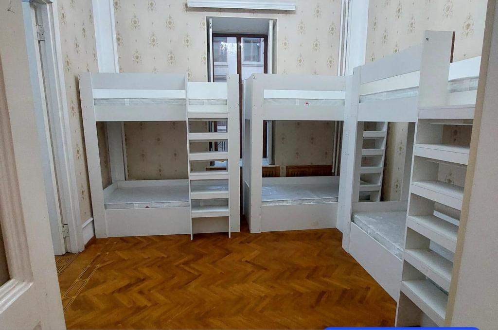 سرير بطابقين أو أسرّة بطابقين في غرفة في A & F HOSTEL