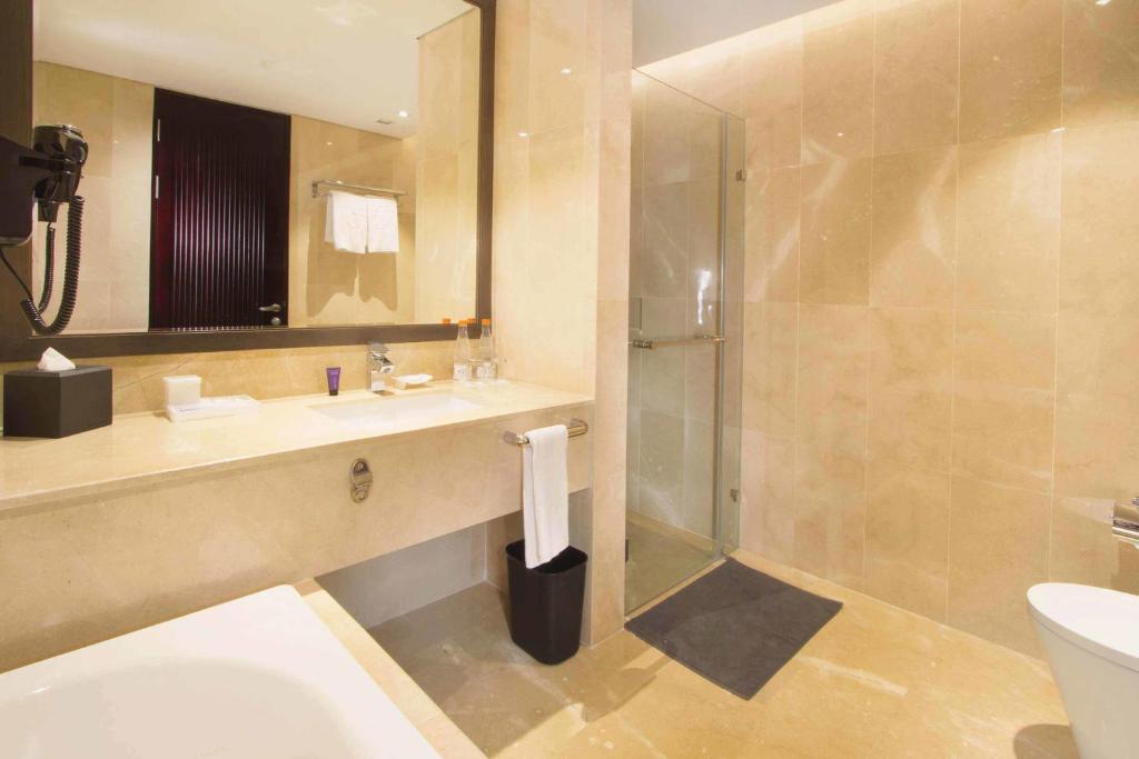 Bilik mandi di Aston Priority Simatupang Hotel and Conference Center