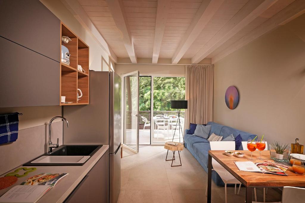 Een keuken of kitchenette bij Lamasu RioVerde - Lago di Garda