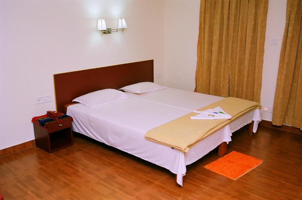 Postel nebo postele na pokoji v ubytování Hotel Srinivas