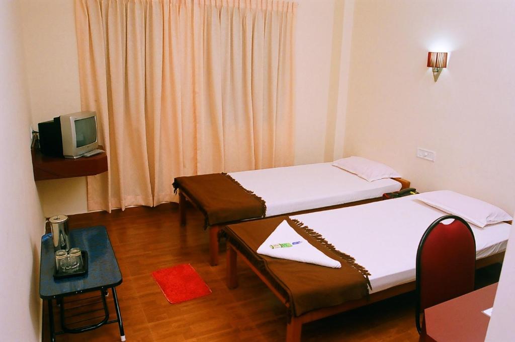Postel nebo postele na pokoji v ubytování Hotel Srinivas