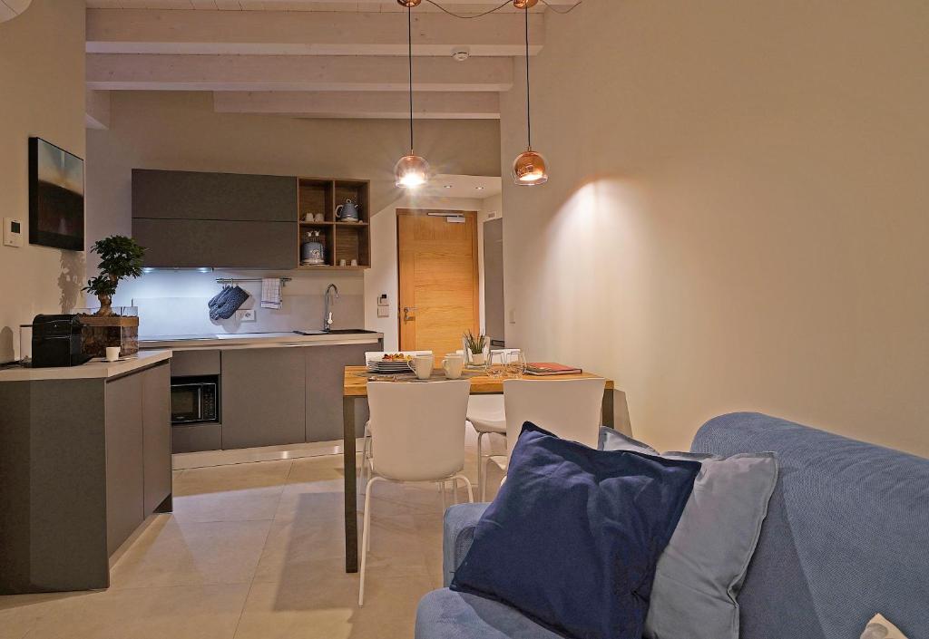 Een keuken of kitchenette bij Lamasu RioVerde - Lago di Garda