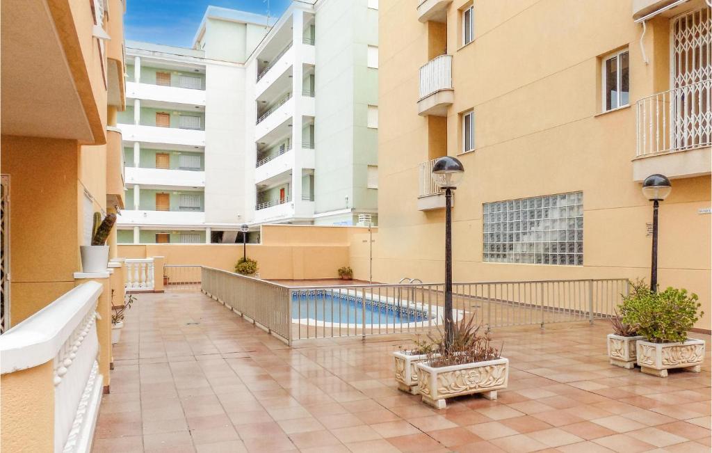 um pátio de apartamentos com uma piscina num edifício em Amazing Apartment In El Grau De Moncofa With House A Panoramic View em Moncofa