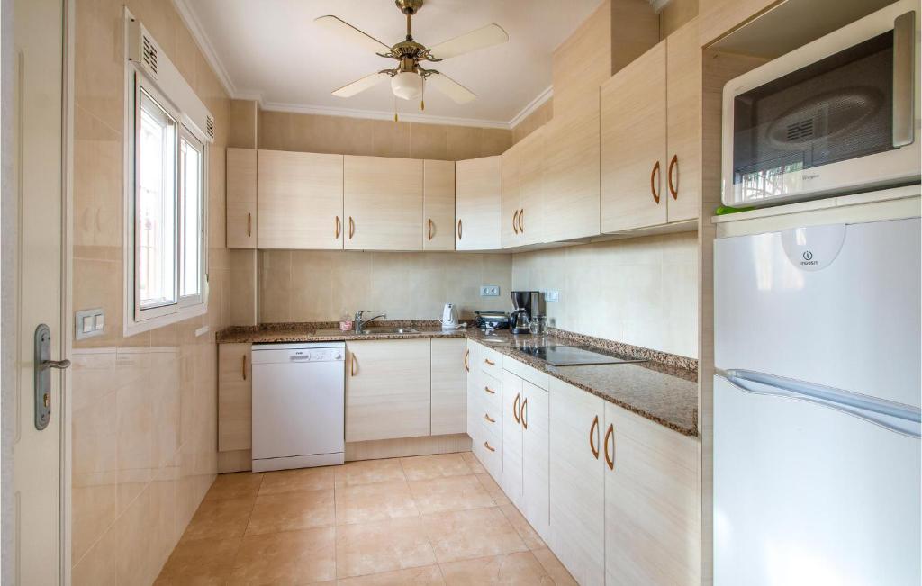 Kuchyň nebo kuchyňský kout v ubytování 4 Bedroom Lovely Home In Ciudad Quesada