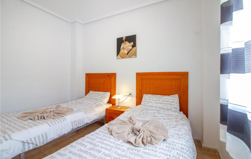 Postel nebo postele na pokoji v ubytování 4 Bedroom Lovely Home In Ciudad Quesada