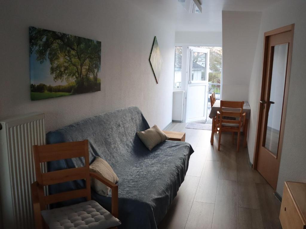 een woonkamer met een bank en een tafel bij Ferienwohnung Ernatsreute in Überlingen