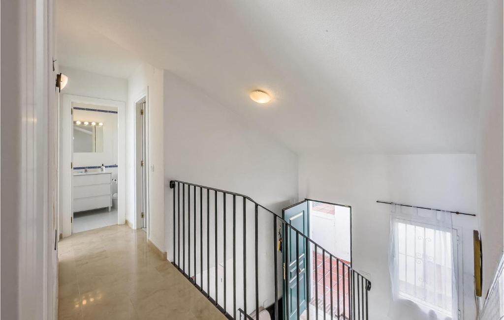 Fotografia z galérie ubytovania Stunning Apartment In Benalmádena v destinácii Benalmádena