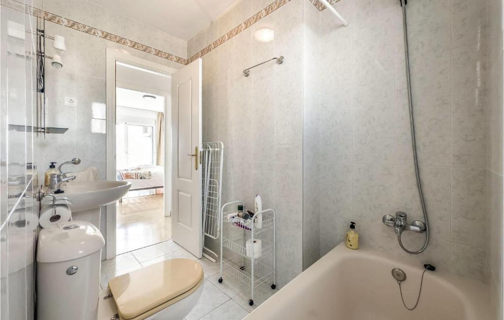 Kúpeľňa v ubytovaní Stunning Apartment In Benalmádena