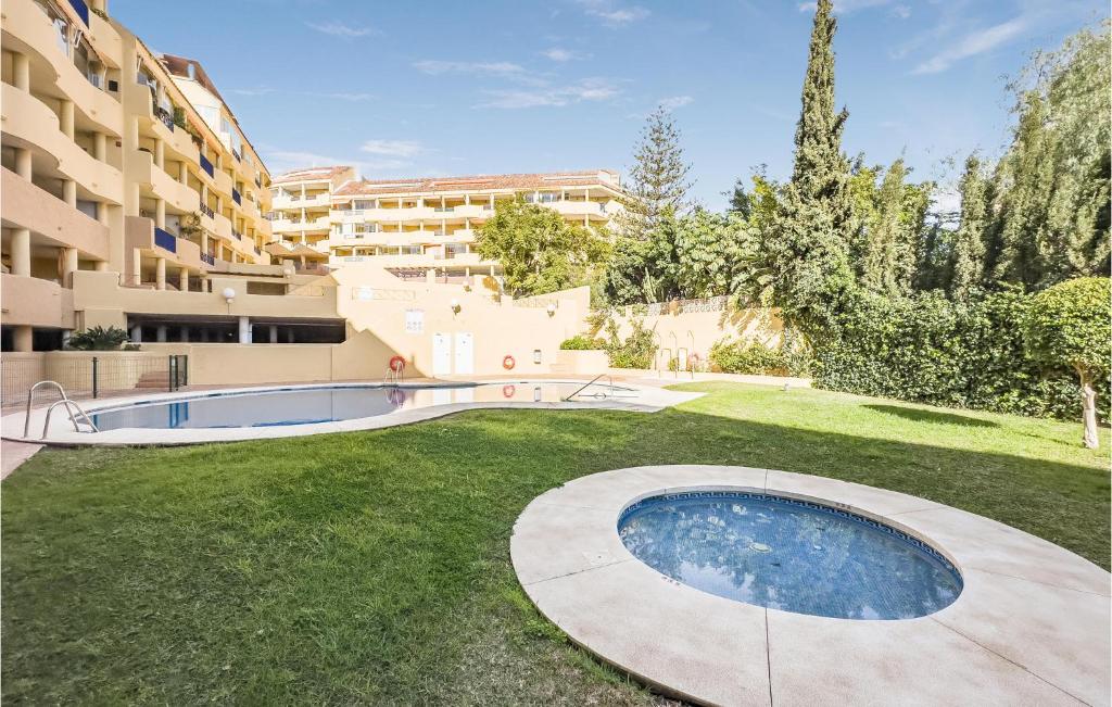 einen Pool in einem Hof mit einem Gebäude in der Unterkunft Nice Apartment In Fuengirola With Outdoor Swimming Pool in Fuengirola