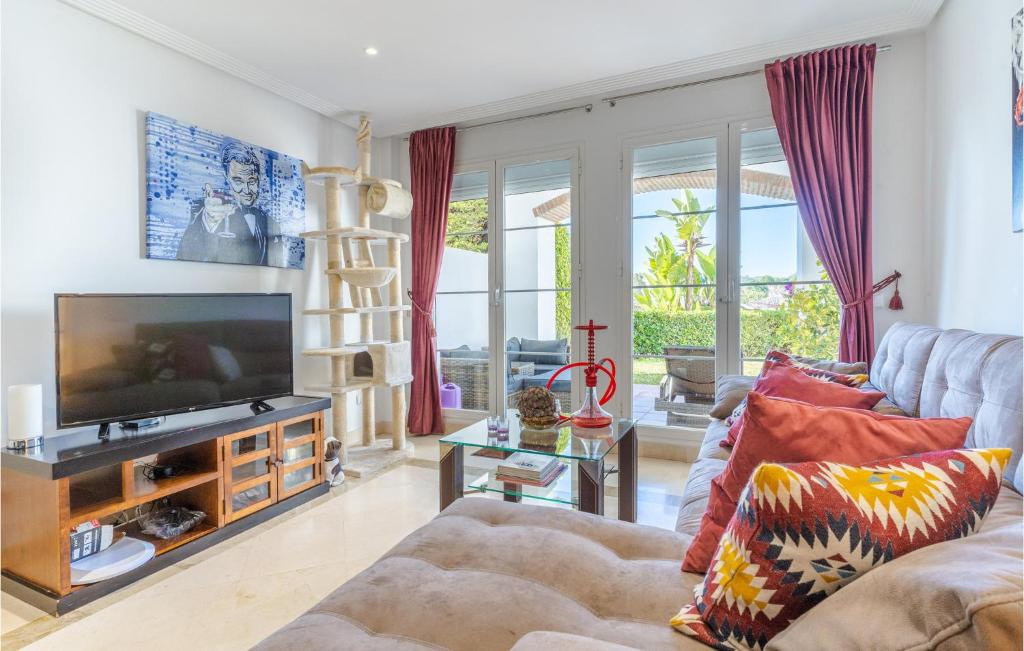 Televízia a/alebo spoločenská miestnosť v ubytovaní Lovely Apartment In Benahavis