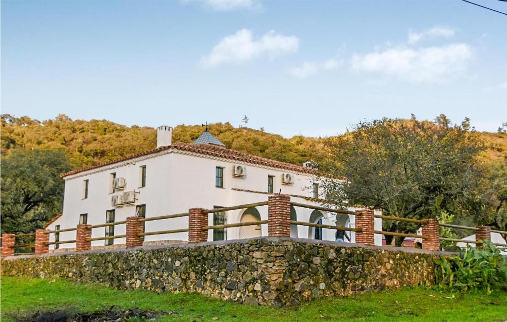 ein großes weißes Haus mit einer Steinmauer in der Unterkunft Beautiful Home In La Nava With Kitchen in La Nava