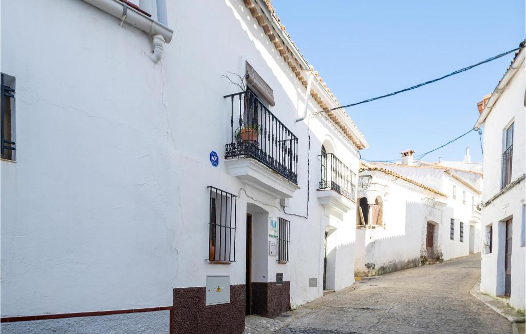 um beco com edifícios brancos e uma rua em 3 Bedroom Nice Home In Castao Del Robledo em Castaño de Robledo