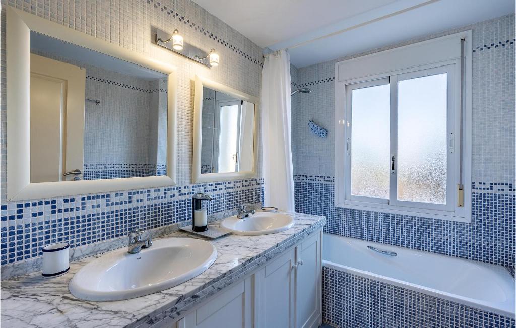 Fotografie z fotogalerie ubytování Beautiful Apartment In Torrox Costa v destinaci Torrox Costa