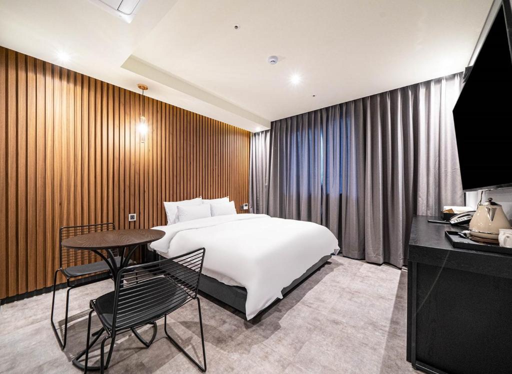 Postel nebo postele na pokoji v ubytování Sokcho Business Hotel CAMEL