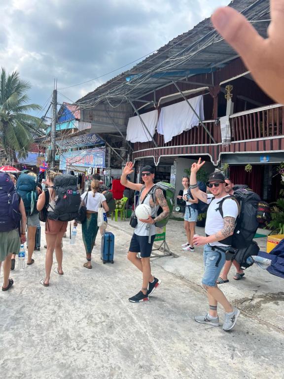 Eine Gruppe von Menschen, die eine Straße entlang gehen in der Unterkunft Elephant Guesthouse in Koh Rong