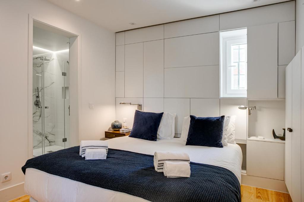 - une chambre avec un grand lit et une douche dans l'établissement Chic & Trendy T.M. Flat, à Lisbonne