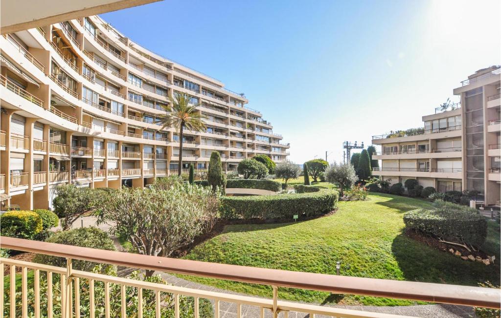 Il dispose d'un balcon. dans l'établissement 2 Bedroom Amazing Apartment In Cannes, à Cannes