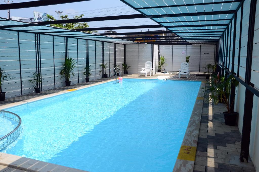 Bazén v ubytování Diana Heights Luxury Hotel nebo v jeho okolí