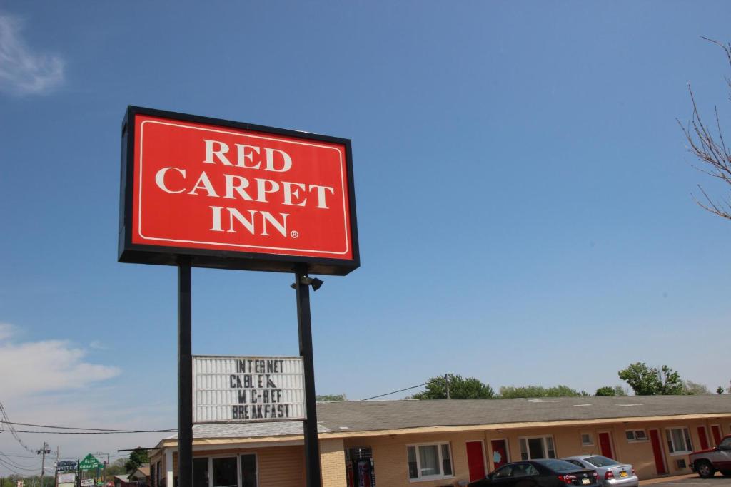 czerwony znak zajazdu przed budynkiem w obiekcie Red Carpet Inn Niagara Falls w mieście Niagara Falls