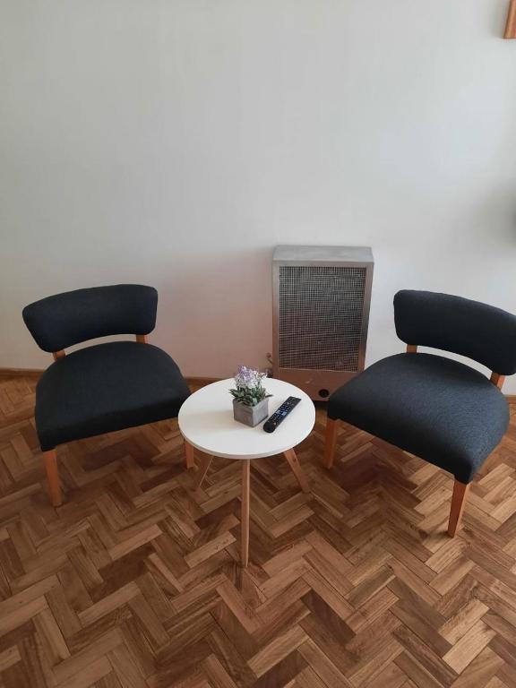 two chairs and a table in a room at Mar de Anto in Puerto Madryn